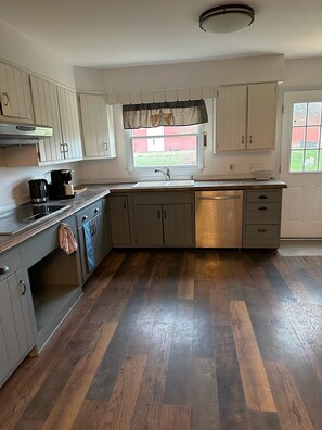 Fridge, microwave, oven, stovetop - Out in Left Field Home in Country Farm setting  (Laurens)