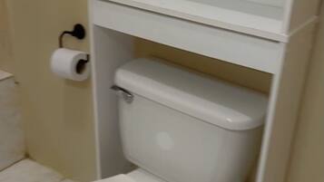 Toalhas de banho, sabonete, shampoo, papel higiênico