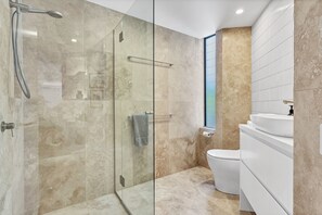 Exclusive Apartment | Bathroom | Shower, towels