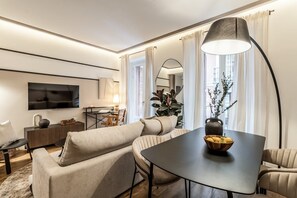 TV - Sauco - 2 bedrooms in Centro (Madrid)