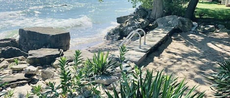 在海滩、沙滩椅