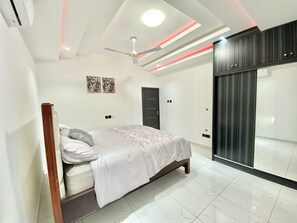 2 bedrooms, iron/ironing board, travel crib, WiFi - Discover the Perfect Getaway,Unwind and Explore at Our Family-Friendly Retreat! (Accra)