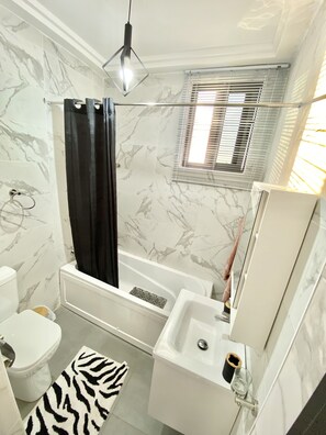 Towels, soap, toilet paper - Discover the Perfect Getaway,Unwind and Explore at Our Family-Friendly Retreat! (Accra)