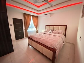 2 bedrooms, iron/ironing board, travel crib, WiFi - Discover the Perfect Getaway,Unwind and Explore at Our Family-Friendly Retreat! (Accra)