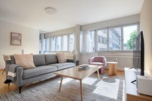 TV, stereo - Fresh Vorstädte 3.5 Room w/ Storage, nr River & Market, by Blueground (Basel)