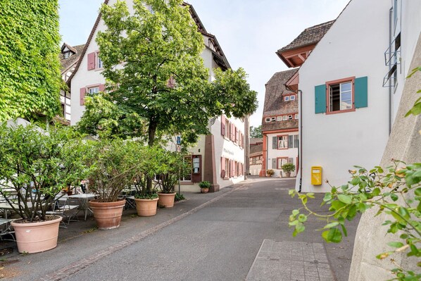 Exterior - Fresh Vorstädte 3.5 Room w/ Storage, nr River & Market, by Blueground (Basel)