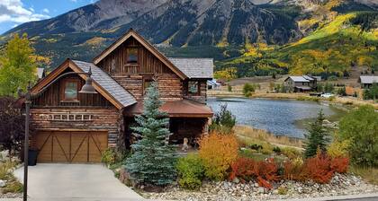 Log Mountain Home with Amazing Views and Trout Fishing Lake Access