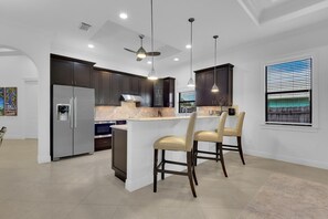 Kühlschrank, Mikrowelle, Ofen, Geschirrspüler