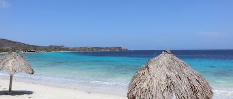 Plage, chaises longues, serviettes de plage