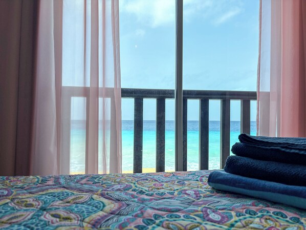 2 chambres, coffres-forts dans les chambres, fer et planche à repasser