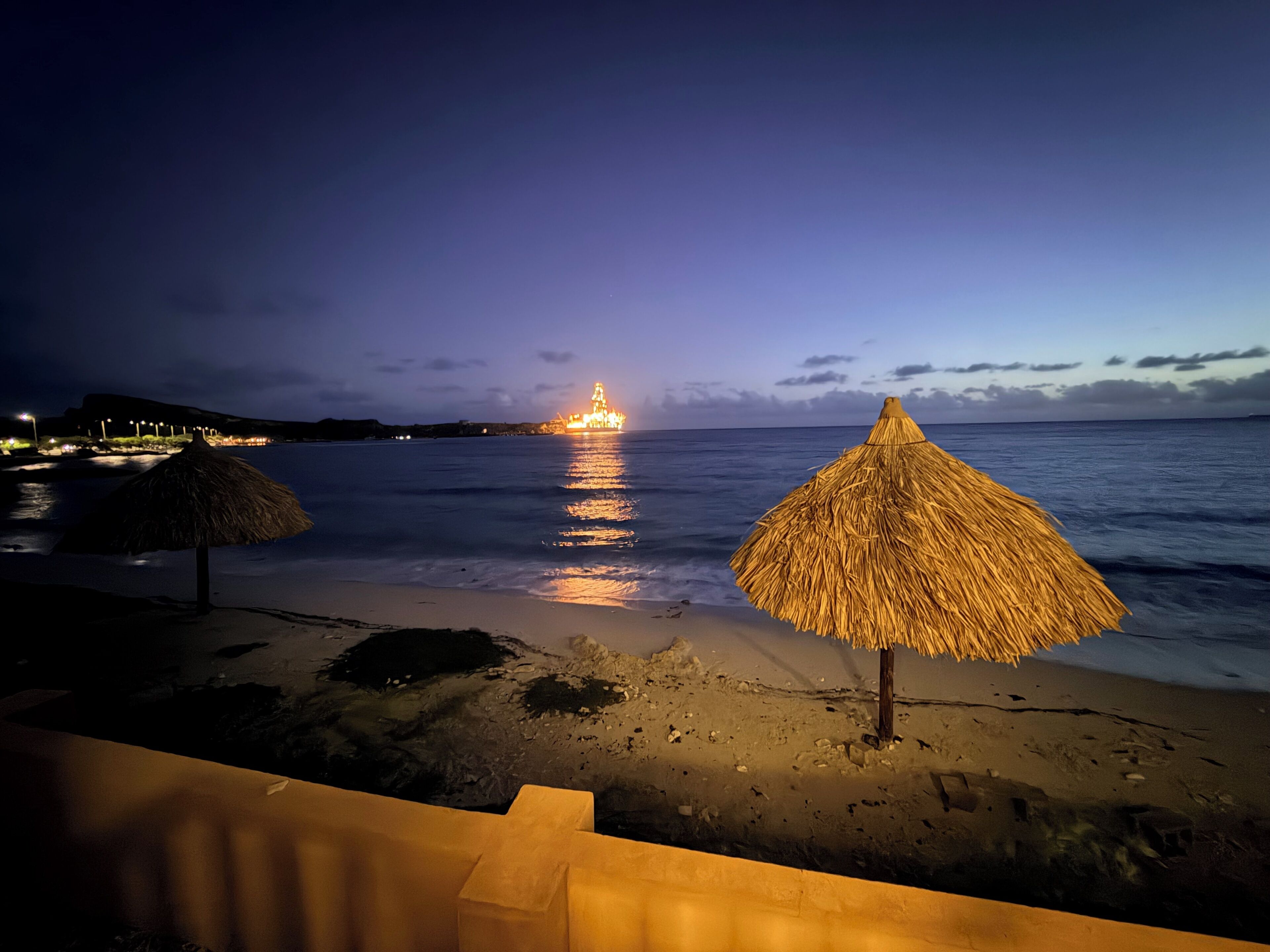 على الشاطئ، كراسي للتشمس، مناشف للشاطئ