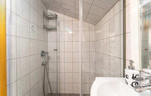 Shower - Gorgeous home in Vodnjan with sauna (Vodnjan)