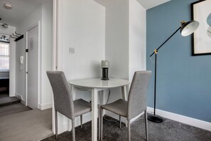 Dining - Student-Friendly City of London 1BR, nr Barbican Station, by Blueground (London)