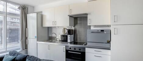 Een koelkast, een microgolfoven, een oven, een vaatwasser