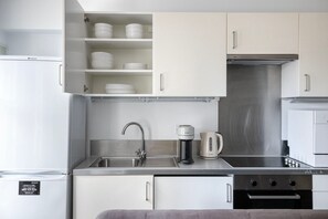 Kylskåp, mikrovågsugn, ugn och spishäll