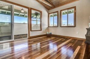 Interior - Wrap-around lanai, mature fruit trees, minutes to Hilo / beaches. Dog friendly! (Keaau)