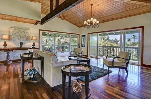 Smart TV - Wrap-around lanai, mature fruit trees, minutes to Hilo / beaches. Dog friendly! (Keaau)