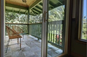 Interior - Wrap-around lanai, mature fruit trees, minutes to Hilo / beaches. Dog friendly! (Keaau)