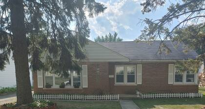 Cozy Home in Historic Hinsdale IL 30 minutes from Downtown Chicago