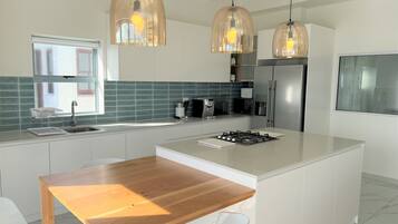 Jääkaappi, mikroaaltouuni, uuni, liesi