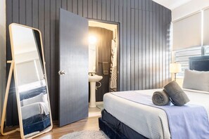 5 habitaciones, escritorio y tabla de planchar con plancha 