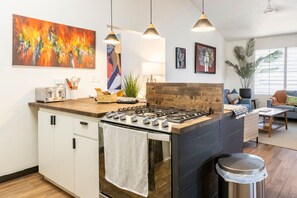 Refrigerador, microondas, horno y parrilla de estufa 