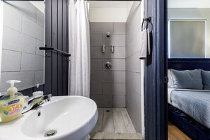 Shower, hair dryer, towels, soap - Bello Monte Retreat House with Pool in El Yunque (Hato Candal)
