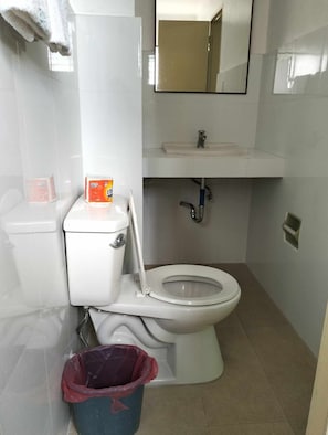 Basic Suite | Bathroom | Shower, rainfall showerhead, towels - BACOLOD KING'S HOTEL (Bacolod)