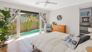 4 bedrooms, desk, iron/ironing board, free WiFi - Casuarina Lux House - 4BR Pet-Friendly Beach House by uHoliday (Casuarina)