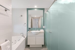 Bruser, hårtørrer, håndklæder