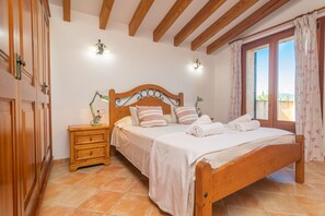 4 bedrooms, iron/ironing board, free WiFi, bed sheets - CAS GENERAL (SANTA EUGENIA) - Beautiful rustic villa with private salt pool and free Wi-Fi (Santa Eugènia)