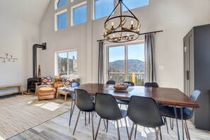 Family dining - The Great Divide (Divide)