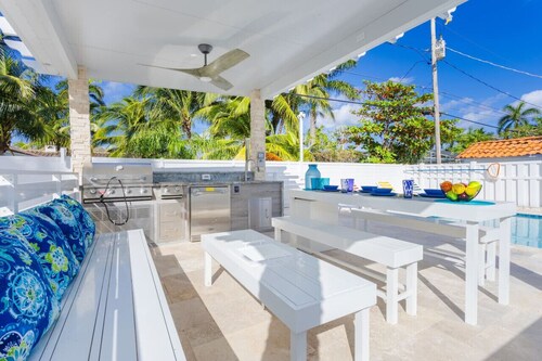 WALK to Hollywood Beach Spectacular 5BR/5BA Villa