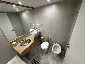 Sèche-cheveux, serviettes fournies, savon, papier toilette