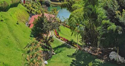 Descanso Bajo La Piedra Del Peñol