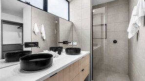 Shower, towels - Anderson Prime Location (Torquay)