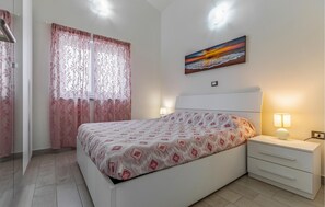 2 bedrooms, free WiFi, bed sheets - 2 bedroom amazing home in Liznjan (Liznjan)