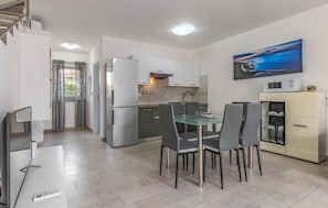 Coffee/tea maker, fridge, oven, stovetop - Awesome home in Liznjan (Liznjan)