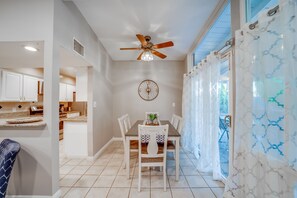 Dining - Heart of Old Town Scottsdale Heated Pool Winter Retreat! Firepit & Pet Friendly (Scottsdale)