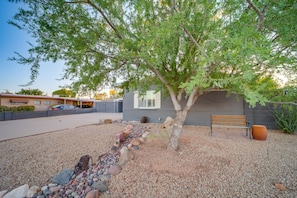 Property grounds - Heart of Old Town Scottsdale Heated Pool Winter Retreat! Firepit & Pet Friendly (Scottsdale)