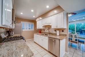 Private kitchen - Heart of Old Town Scottsdale Heated Pool Winter Retreat! Firepit & Pet Friendly (Scottsdale)