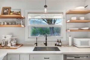 Private kitchen - Glen Ellen Wine Country Cottage -Hot Tub-Yoga Yurt-EV Charger-Organic Vineyard (Glen Ellen)