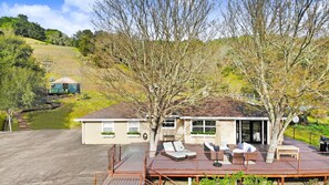 Terrace/patio - Glen Ellen Wine Country Cottage -Hot Tub-Yoga Yurt-EV Charger-Organic Vineyard (Glen Ellen)