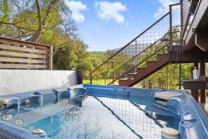 Outdoor spa tub - Glen Ellen Wine Country Cottage -Hot Tub-Yoga Yurt-EV Charger-Organic Vineyard (Glen Ellen)