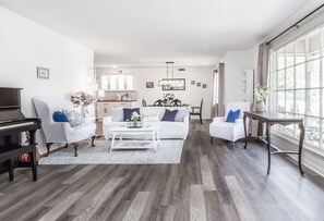 Smart-TV, Kamin, Bücher