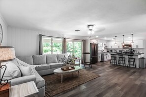 Smart-TV, Kamin, Bücher