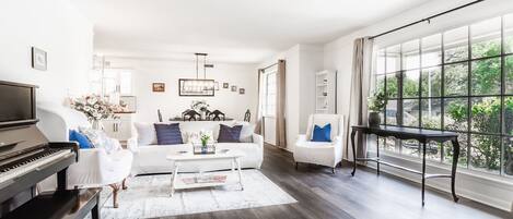 Een smart-tv, een open haard en boeken