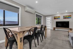 Dining - JackEllie Lodge - Pet Friendly and fenced (Eden)