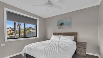 4 bedrooms, iron/ironing board, Internet, bed sheets