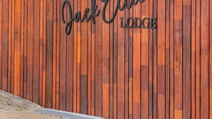 Una valla de madera con la inscripción "Jack Ellie Lodge".